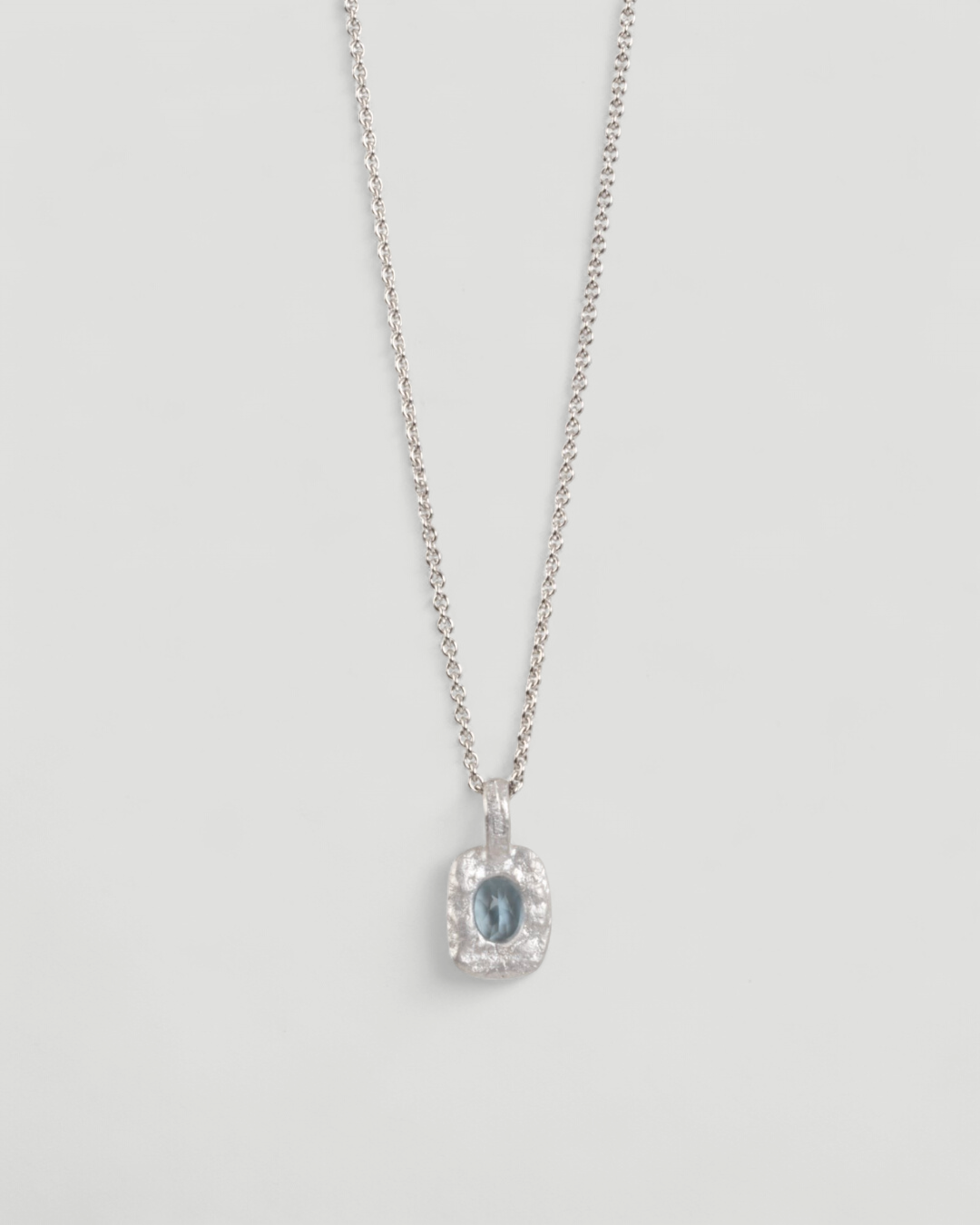 Organisch-eckiger 750 Weißgold-Anhänger mit blauem Aquamarin (0.72 ct) mit passender Goldkette - Goldschmiede Krack