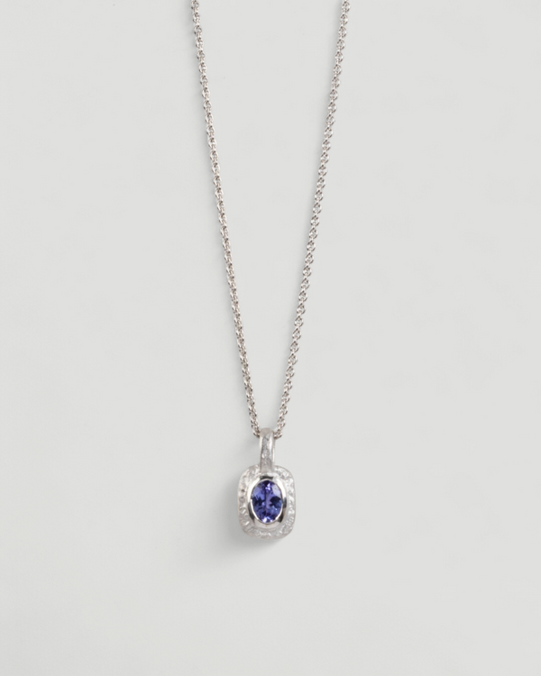 Organisch-eckiger 750 Weißgold-Anhänger mit violett-blauem Tansanit (0.83 ct) mit passender Goldkette