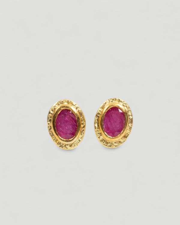 Kleine 750 Goldohrstecker "Nugget-Struktur" mit Rubin (0.86 ct) - Goldschmiede Krack
