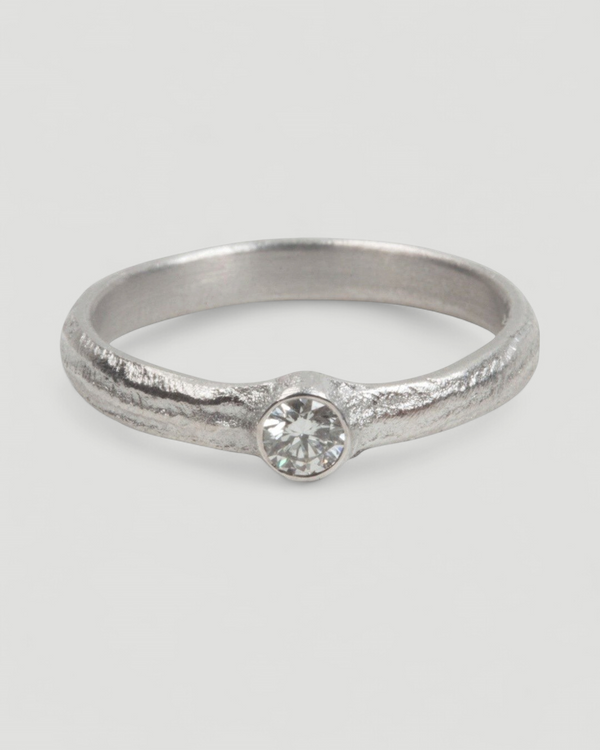 Filigraner 750 Weißgoldring mit weißem Brillant (0,16 ct) - Goldschmiede Krack