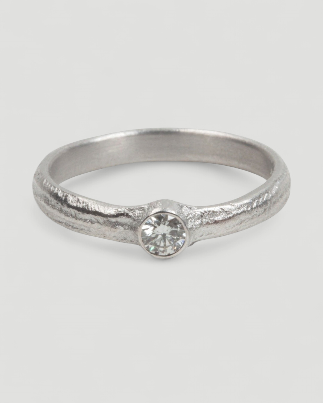 Filigraner 750 Weißgoldring mit weißem Brillant (0,16 ct) - Goldschmiede Krack