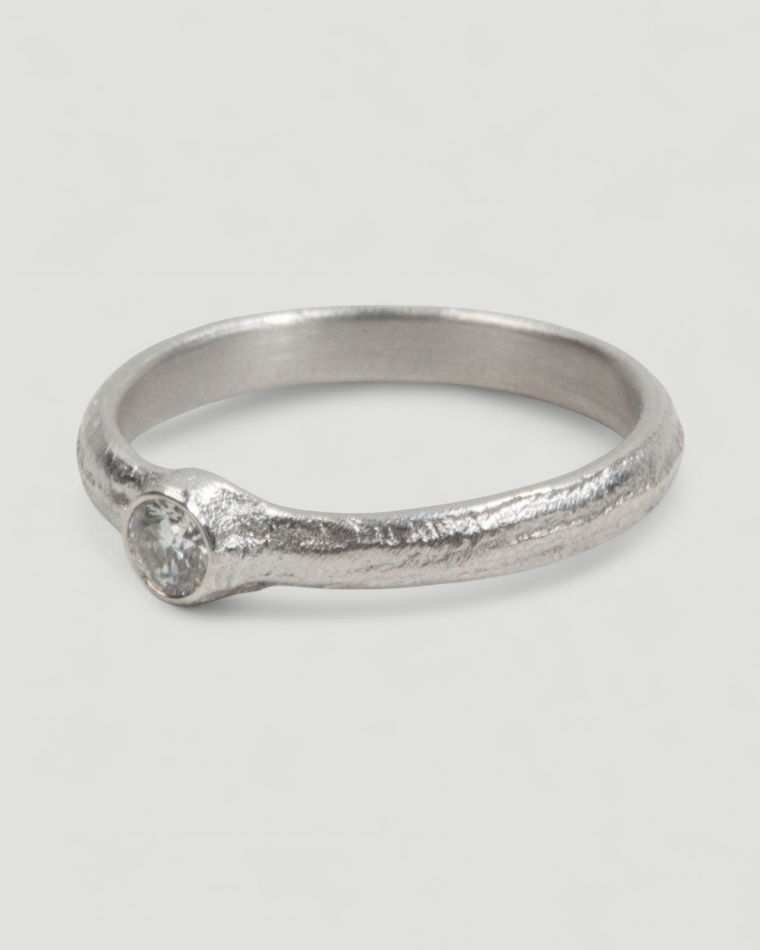 Filigraner 750 Weißgoldring mit weißem Brillant (0,16 ct) - Goldschmiede Krack