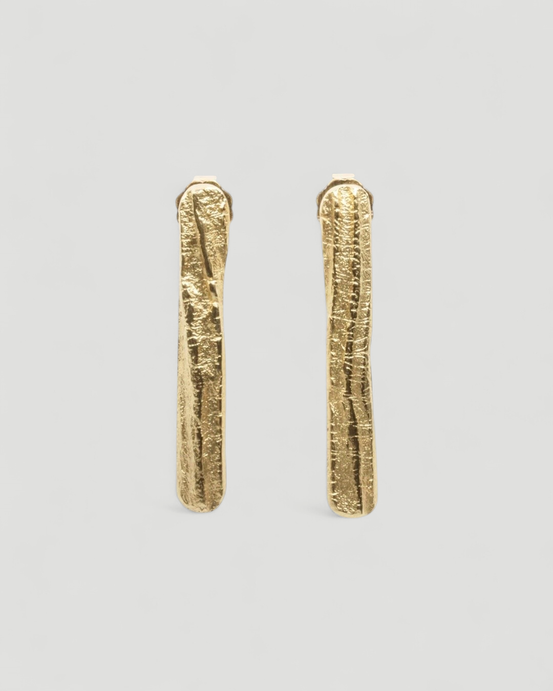 Stab 750 Gold-Ohrstecker mit Tarmac Struktur - Goldschmiede Krack