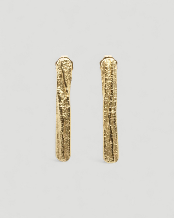 Stab 750 Gold-Ohrstecker mit Tarmac Struktur