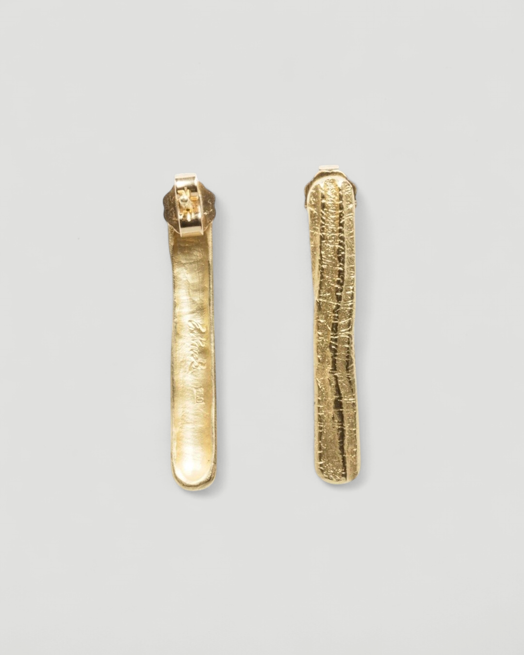 Stab 750 Gold-Ohrstecker mit Tarmac Struktur - Goldschmiede Krack
