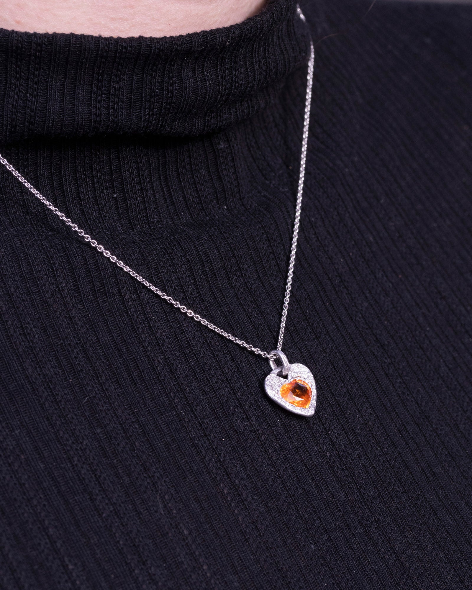 750 Weißgoldherz-Palladium mit herzförmigen Mandarin-Granat (2.62 ct) - Goldschmiede Krack