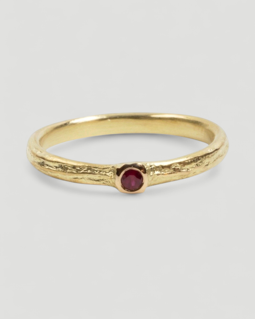 Bark 750 Gelbgold Ring mit rotem Rubin (0,06 ct) - Goldschmiede Krack