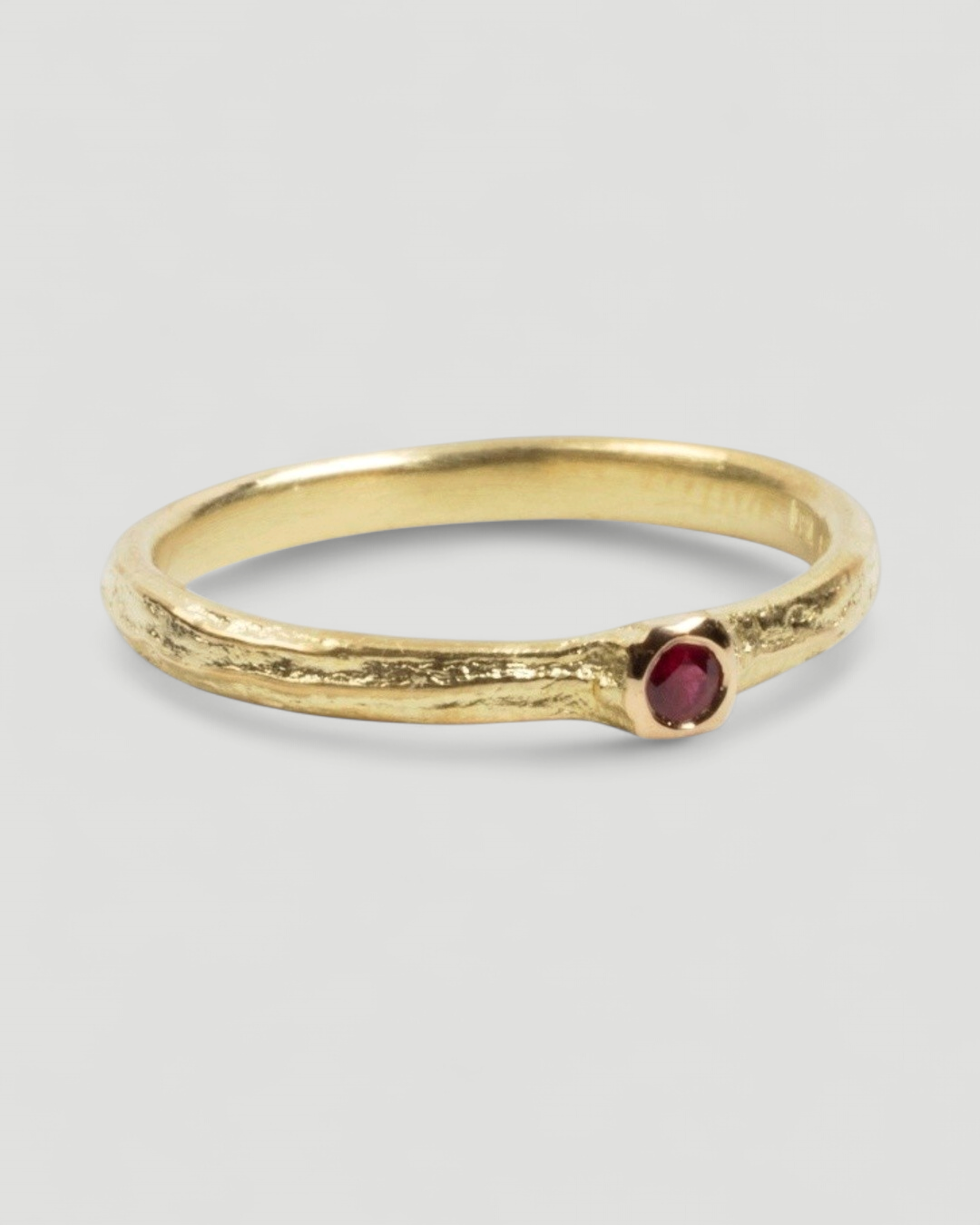 Bark 750 Gelbgold Ring mit rotem Rubin (0,06 ct) - Goldschmiede Krack