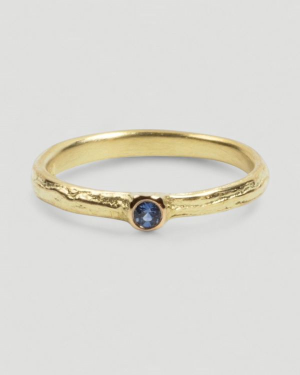 Bark 750 Gelbgold Ring mit blauem Saphir (0,06 ct) - Goldschmiede Krack