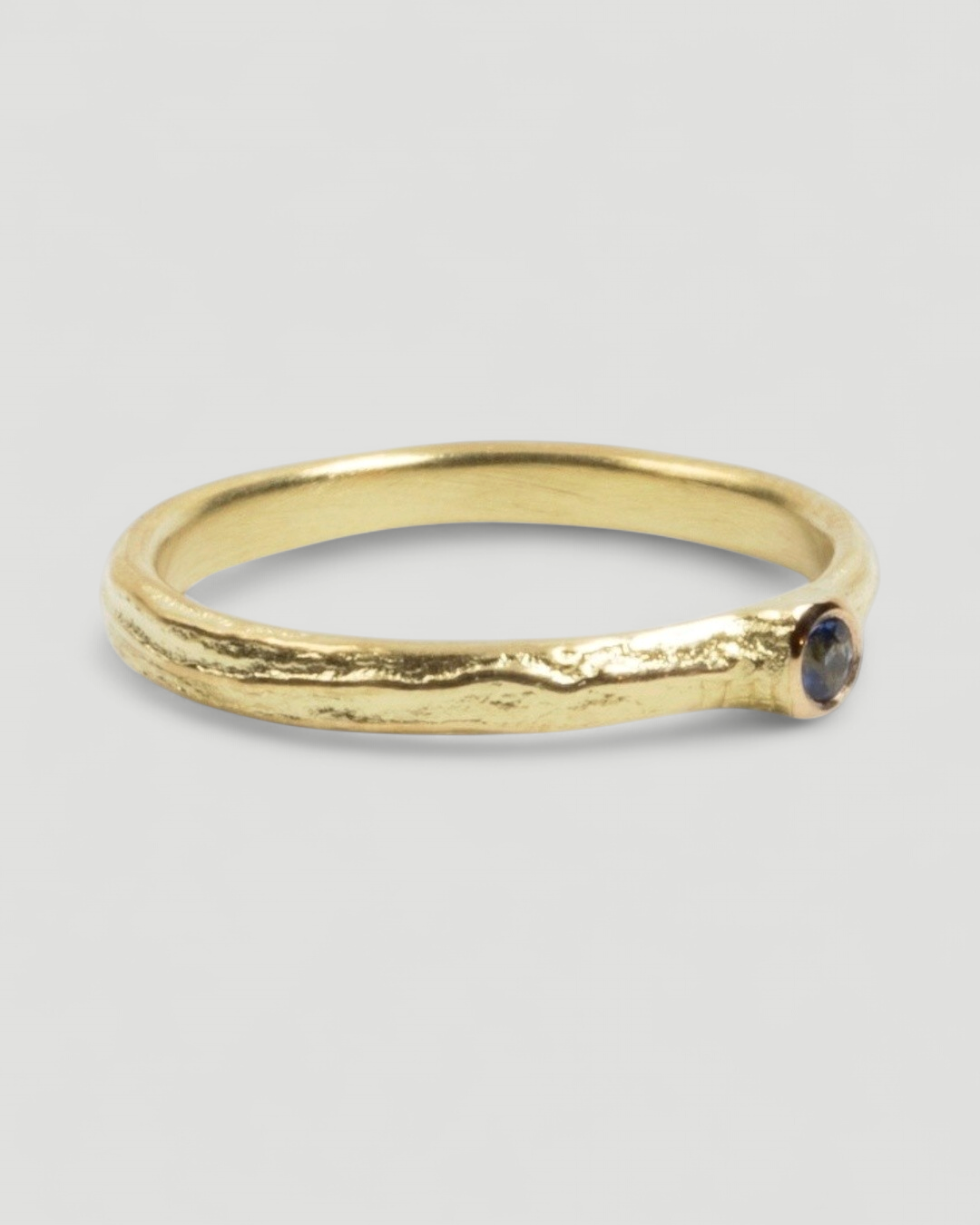 Bark 750 Gelbgold Ring mit blauem Saphir (0,06 ct) - Goldschmiede Krack