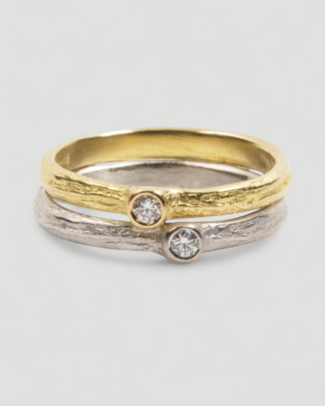 750 Gold Ringset Bark-Struktur mit LGD Brillanten - Gelbgold und Weißgold - Goldschmiede Krack
