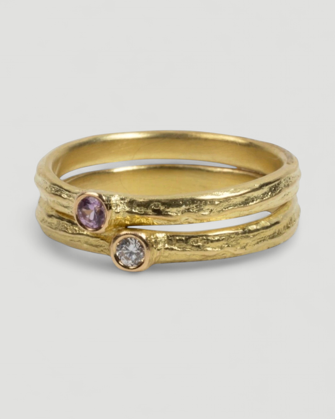 750 Gelbgold Ringset Bark-Struktur - Pinker Saphir und LGD Brillant - Goldschmiede Krack