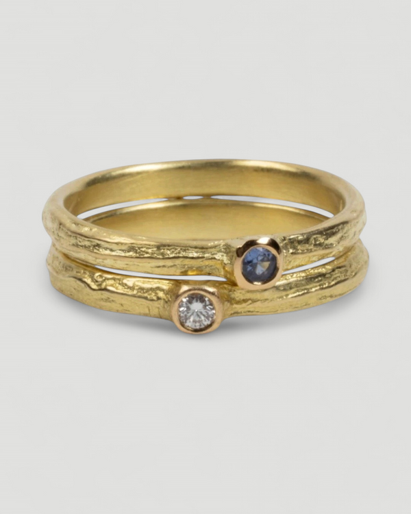 750 Gelbgold Ringset Bark-Struktur - Blauer Saphir und LGD Brillant - Goldschmiede Krack