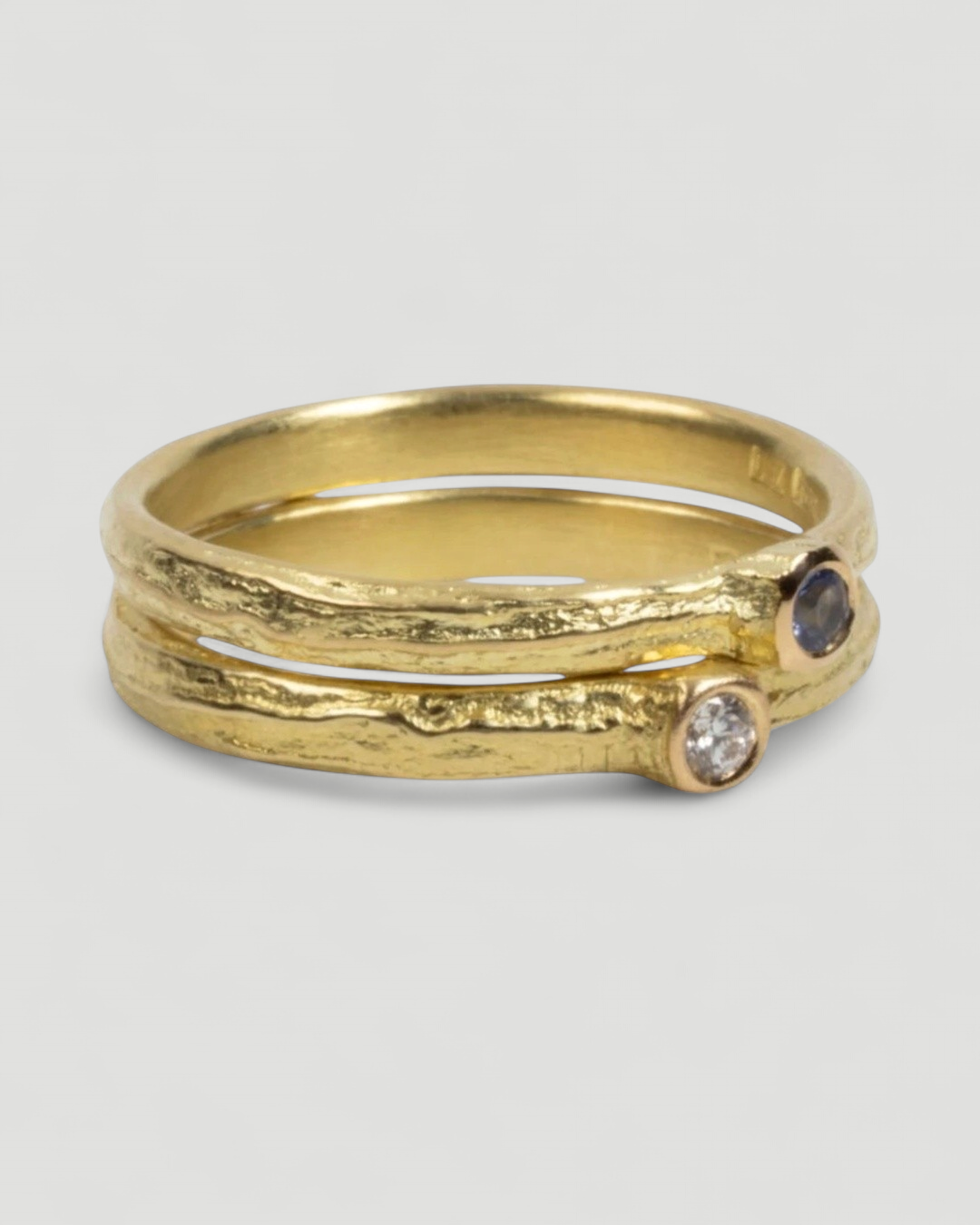 750 Gelbgold Ringset Bark-Struktur - Blauer Saphir und LGD Brillant - Goldschmiede Krack