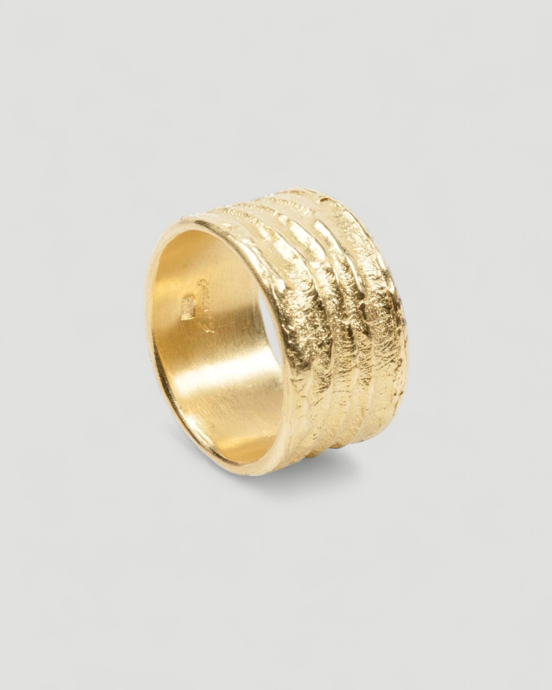 Breiter 750 Goldring mit Tarmac Struktur - Goldschmiede Krack