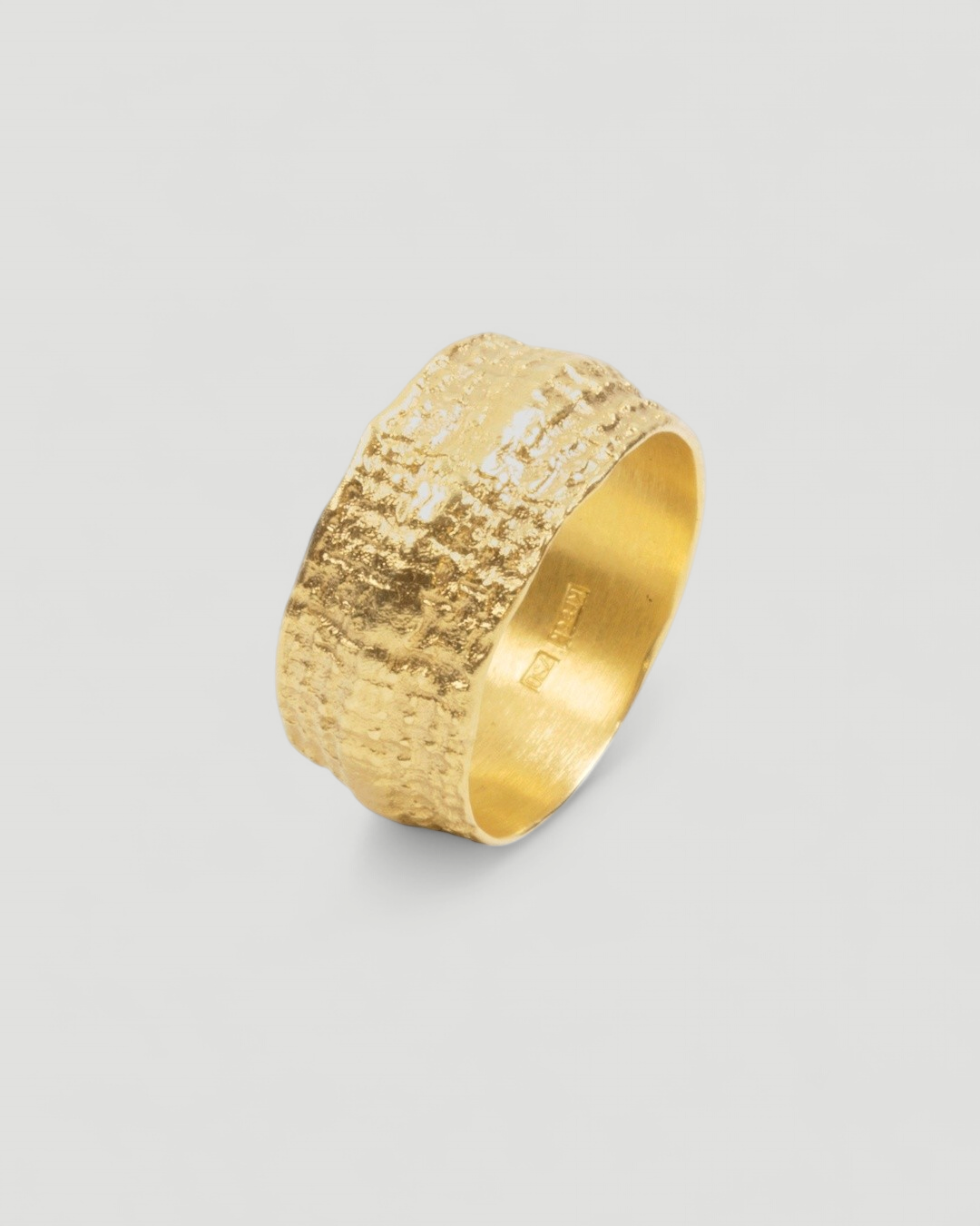 Breiter 750 Goldring mit Nugget-Struktur (10 mm) - Goldschmiede Krack