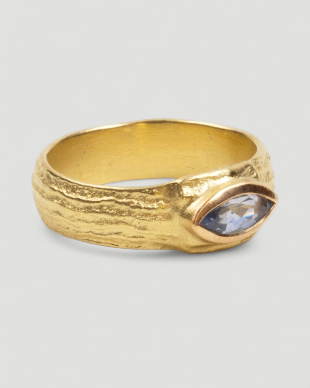 750 Gelbgold Ring mit blauem Navette-Saphir (0,77 ct) - Goldschmiede Krack