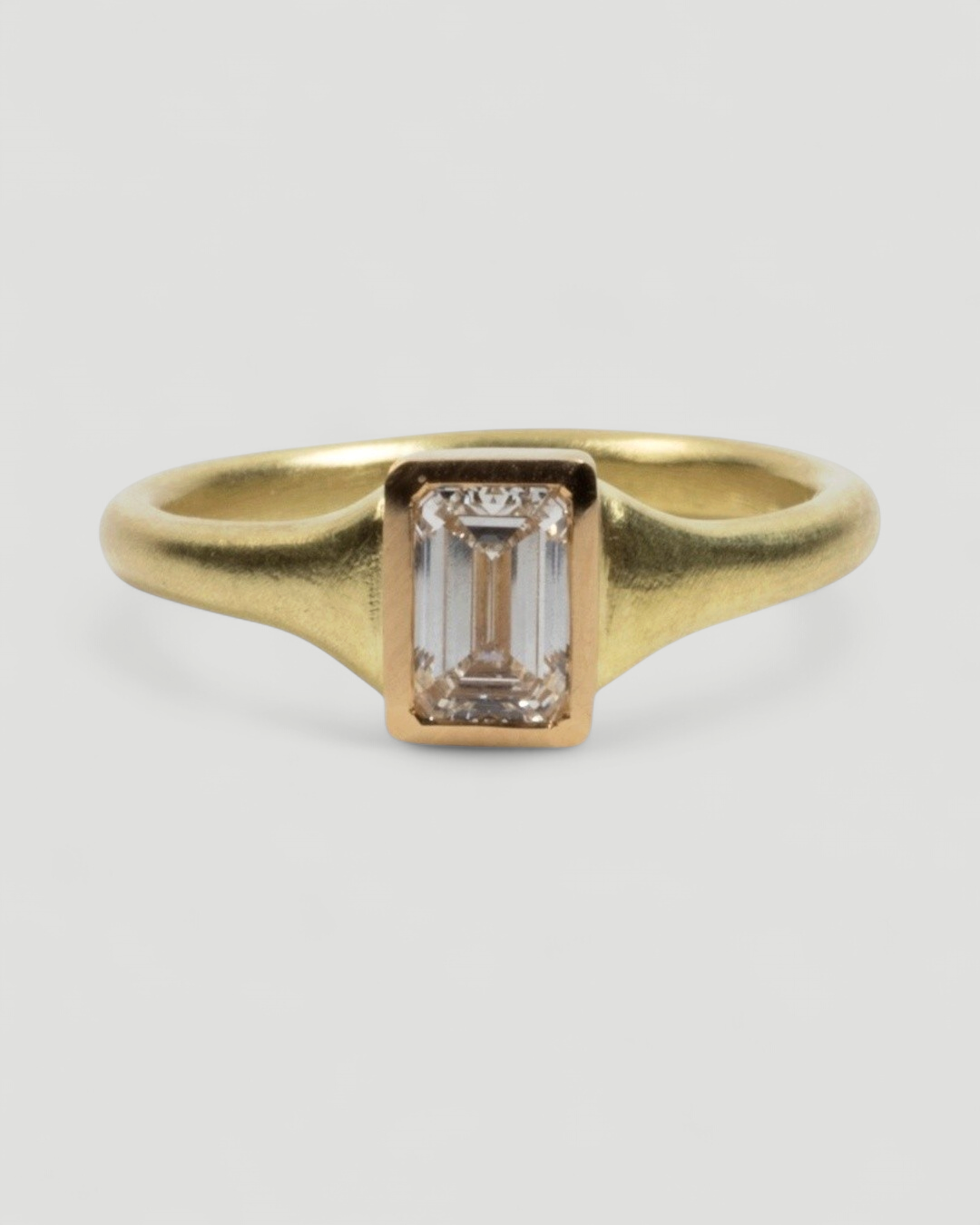 Zierlicher 750 Goldring mit Lab-grown Emerald Cut Diamant (0,78 ct) - Goldschmiede Krack