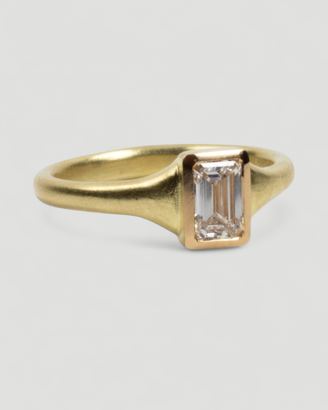 Zierlicher 750 Goldring mit Lab-grown Emerald Cut Diamant (0,78 ct) - Goldschmiede Krack