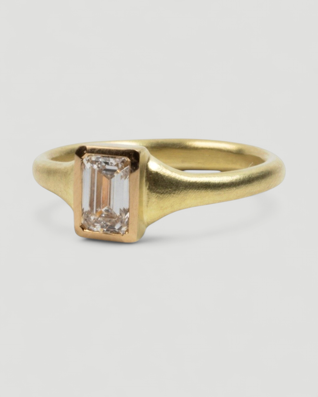 Zierlicher 750 Goldring mit Lab-grown Emerald Cut Diamant (0,78 ct) - Goldschmiede Krack