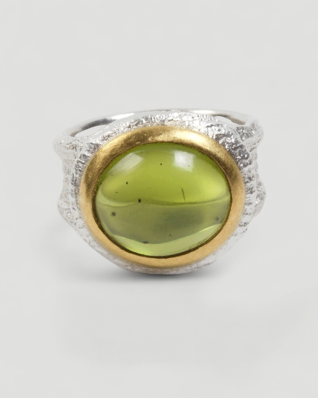 925 Silberring mit grünem Peridot (13,27 ct) und 999 Feingold-Fassung - Goldschmiede Krack