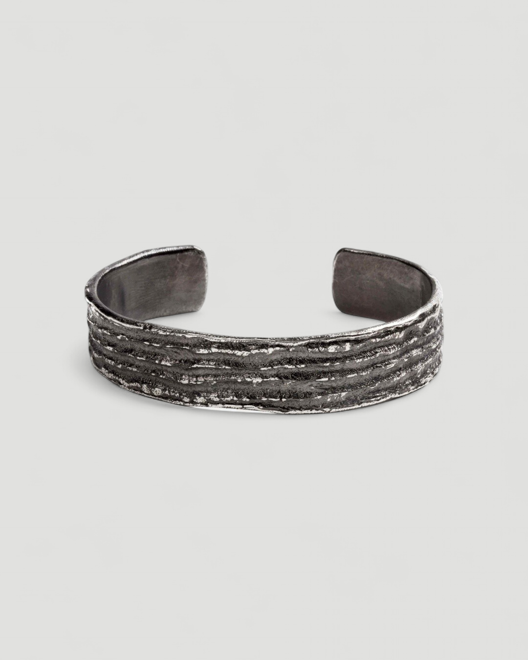 Armreif aus 925 Silber mit "Tarmac" Struktur - Goldschmiede Krack
