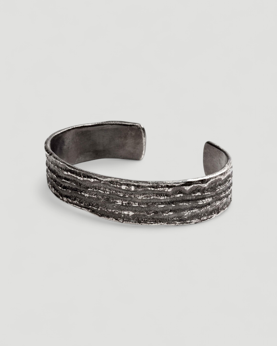 Armreif aus 925 Silber mit "Tarmac" Struktur - Goldschmiede Krack