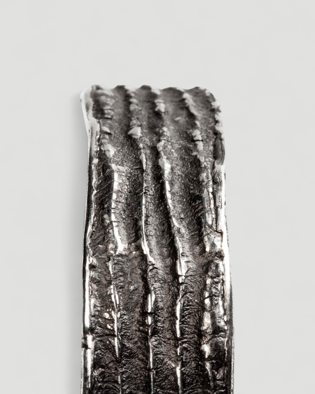 Armreif aus 925 Silber mit "Tarmac" Struktur - Goldschmiede Krack