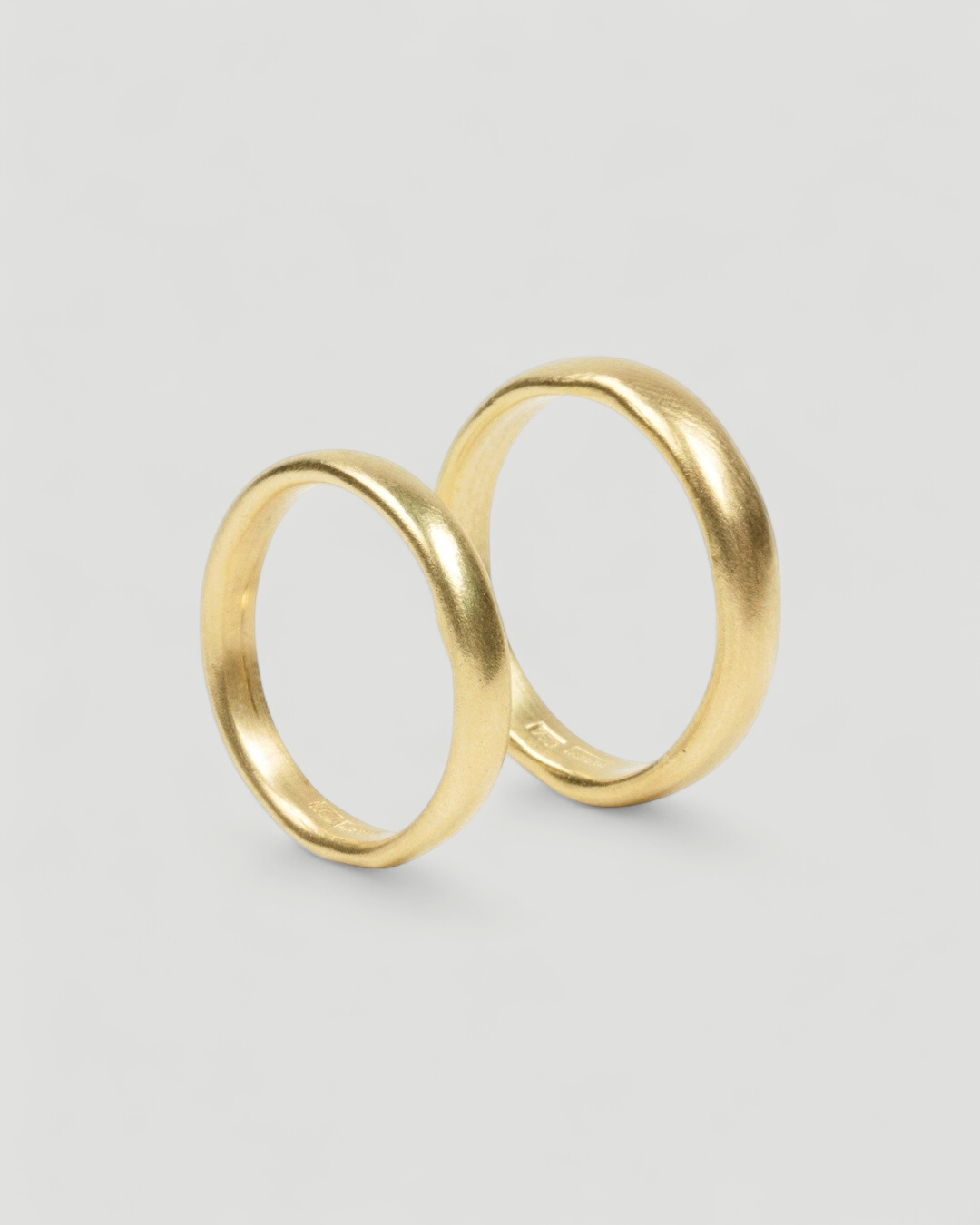 750 Gold Trauringe mit matten Finish - Goldschmiede Krack
