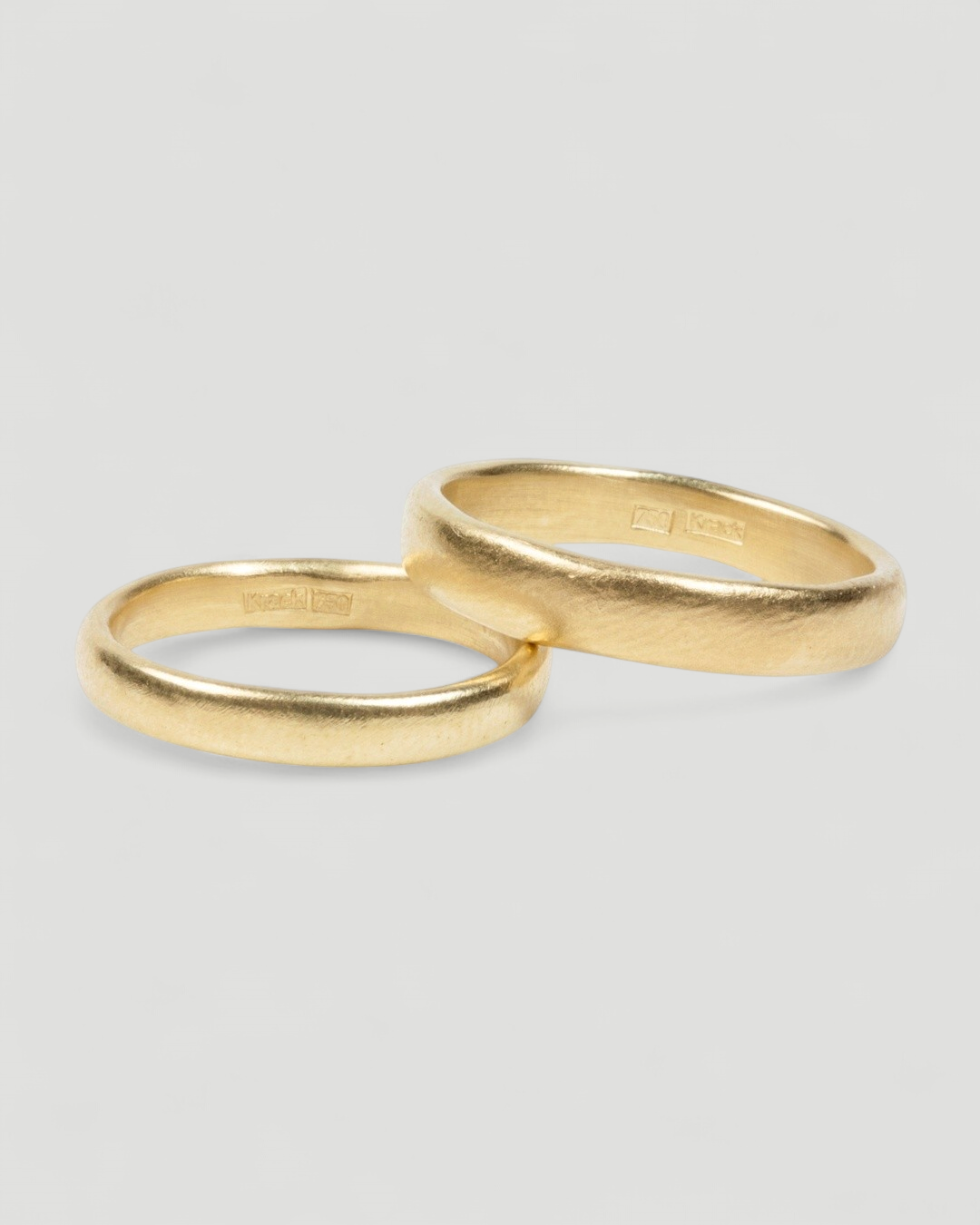 750 Gold Trauringe mit matten Finish - Goldschmiede Krack