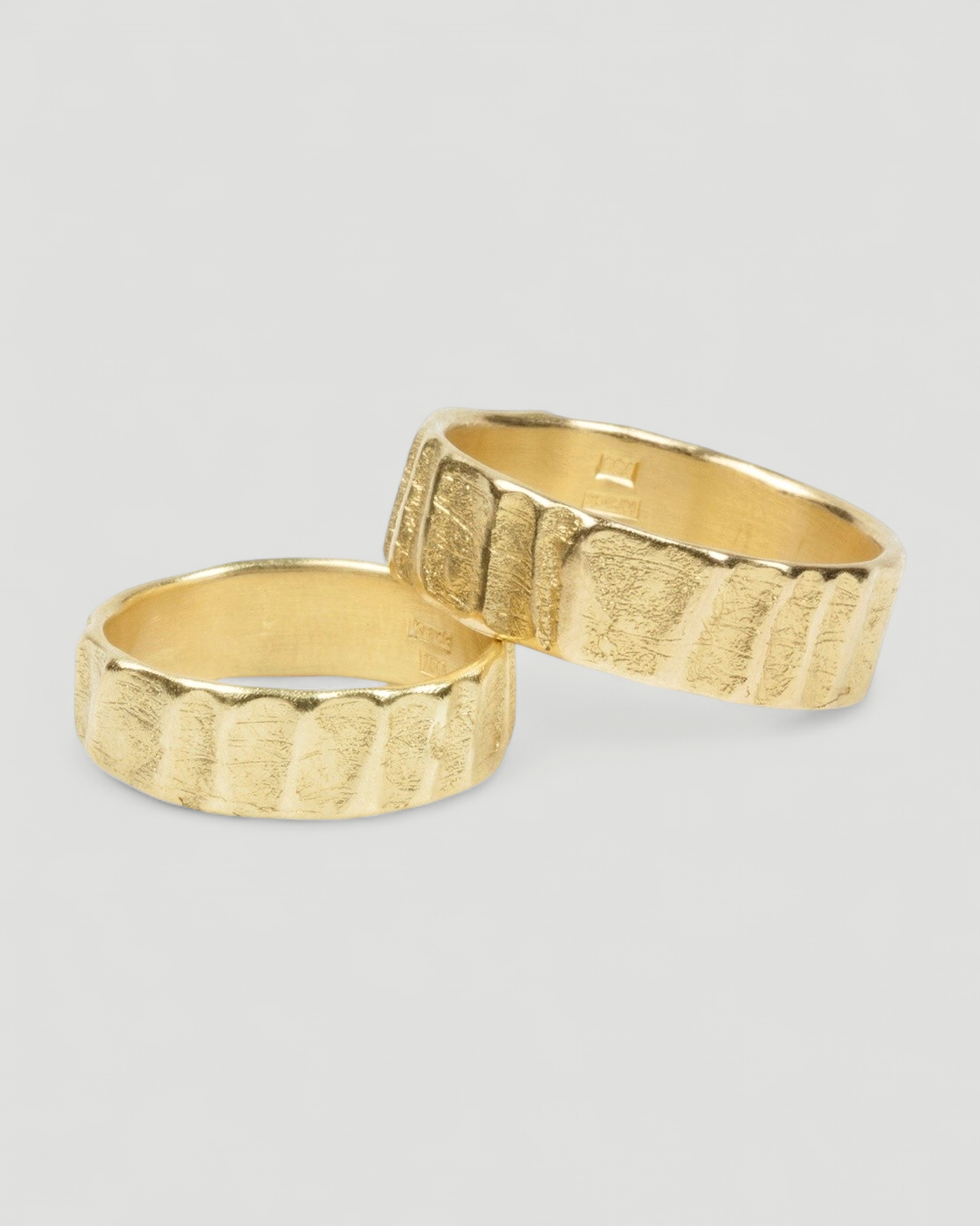 750 Gold Trauringe mit Wellenstruktur - Goldschmiede Krack