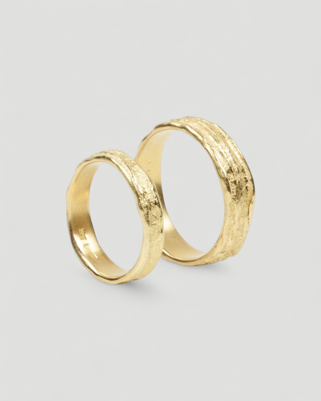 Flache 750 Gold Trauringe mit Struktur - Goldschmiede Krack