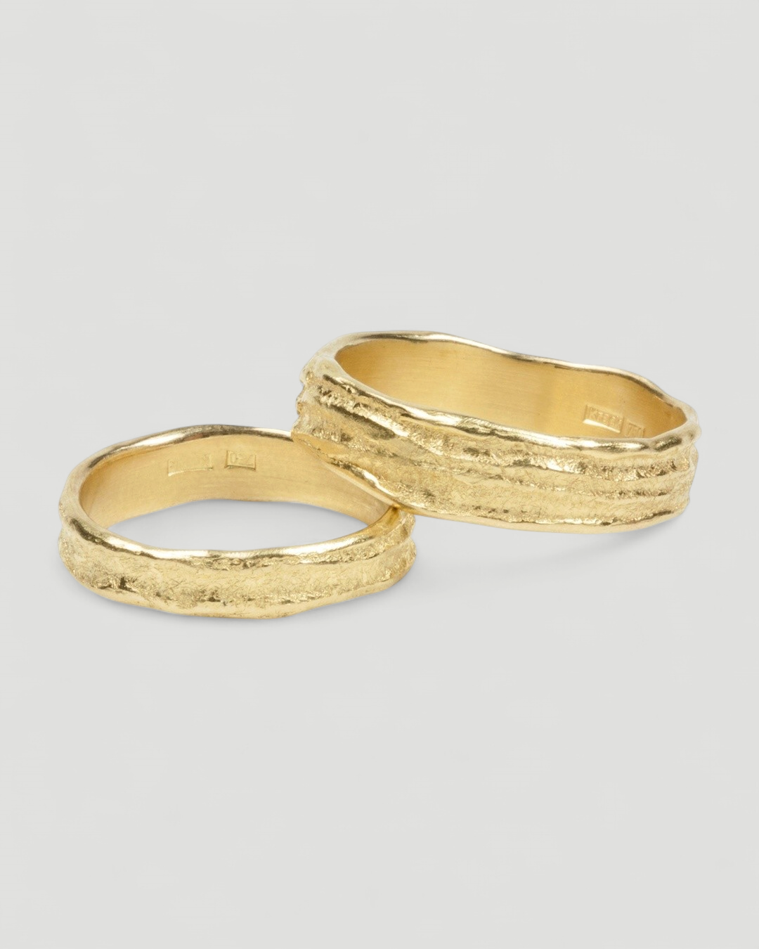 Flache 750 Gold Trauringe mit Struktur - Goldschmiede Krack