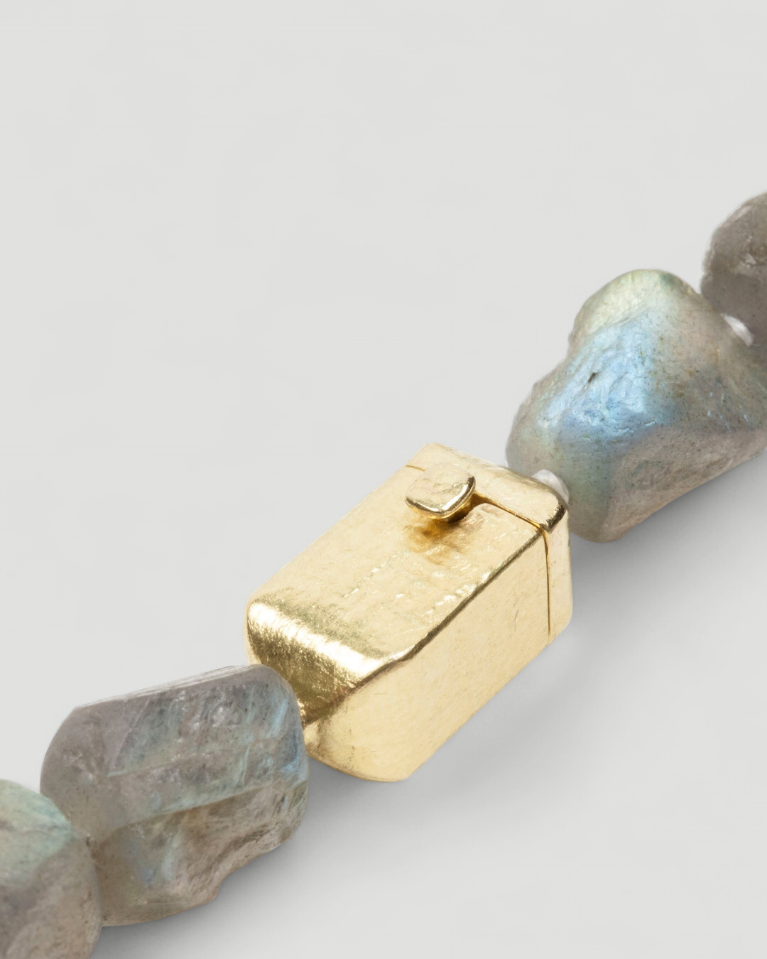 Eckige Labradoritkette mit 750 Goldverschluss - Goldschmiede Krack