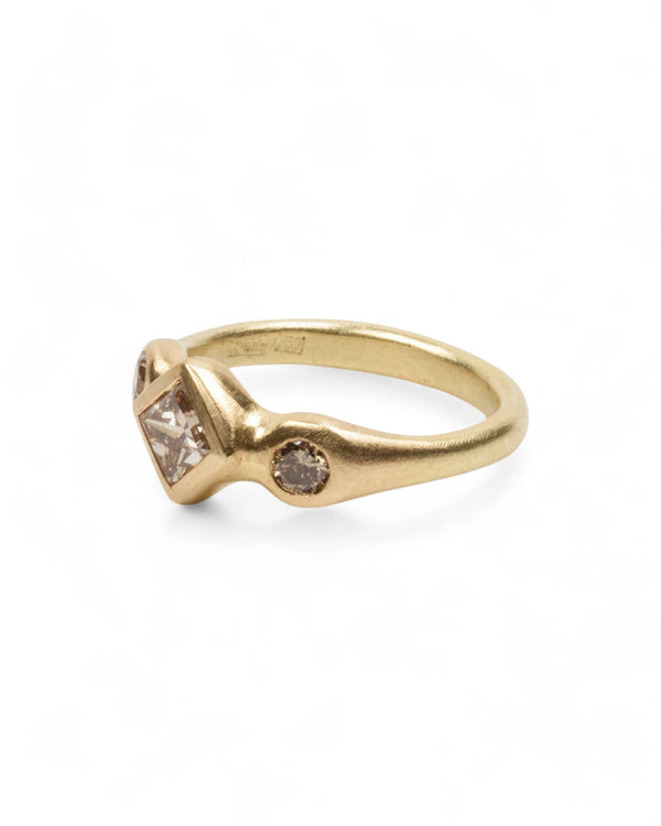 750 Goldring mit Diamanten - Goldschmiede Krack - Trauringe & Unikatschmuck aus Deidesheim
