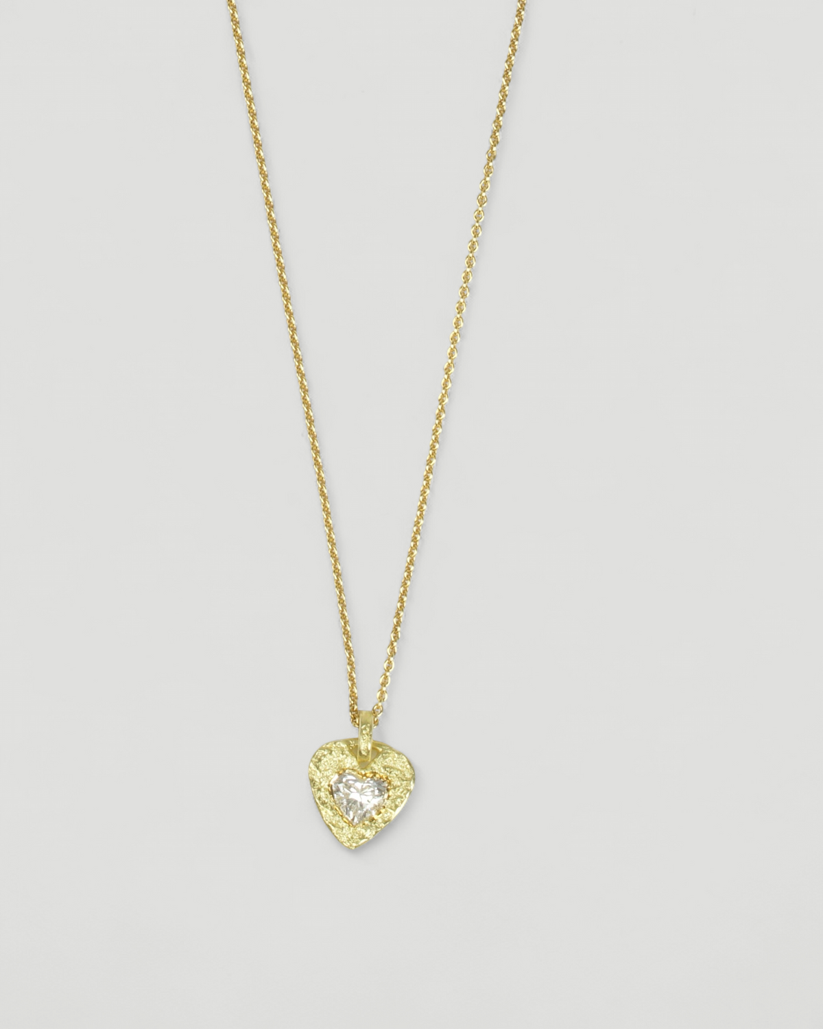 750 Gold-Herzanhänger mit LGD Diamant und 750 Goldkette, Gesamtansicht an feiner Goldkette