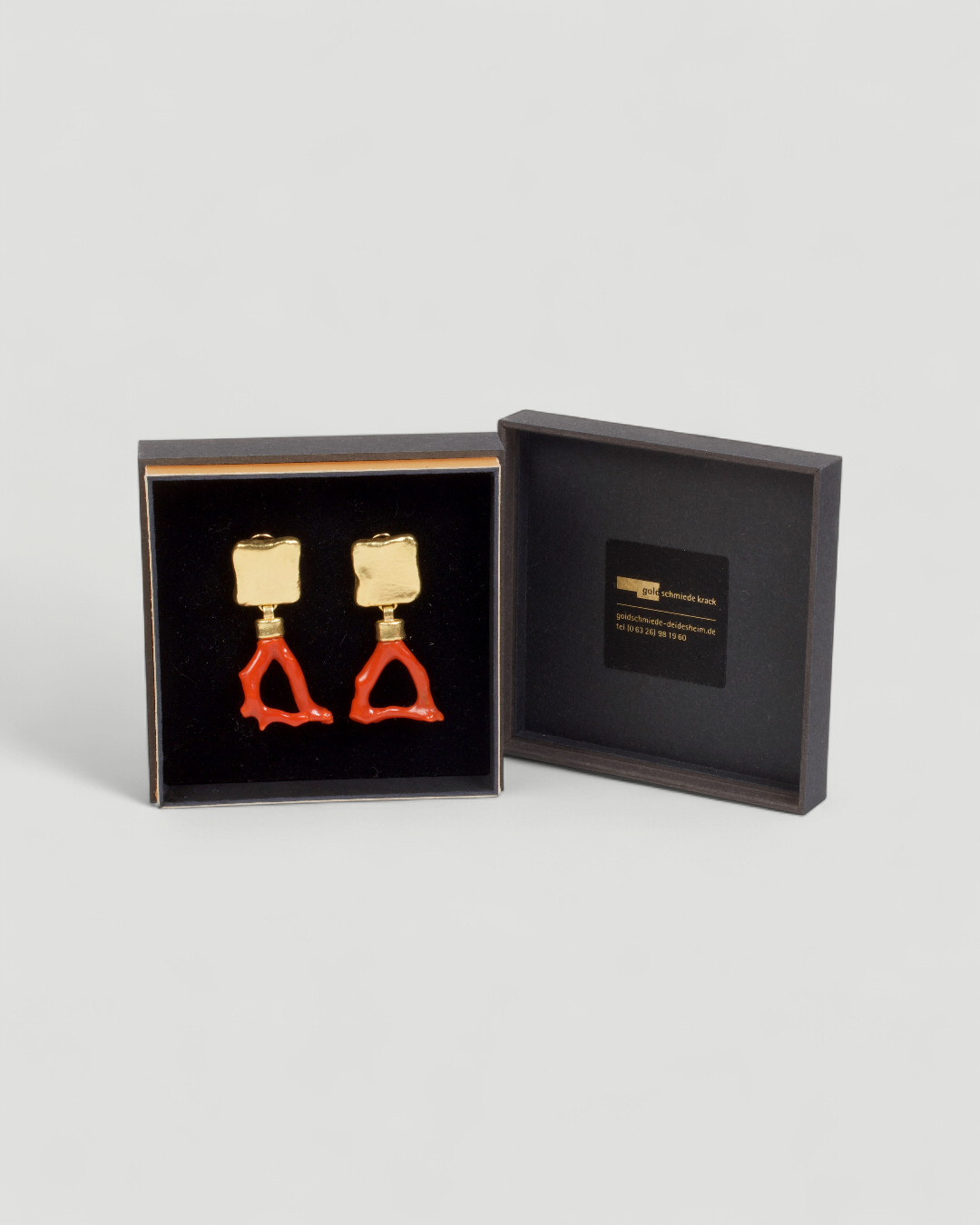 750 Gold Ohrschmuck mit roter Koralle in der Schmuckbox von Goldschmiede Krack