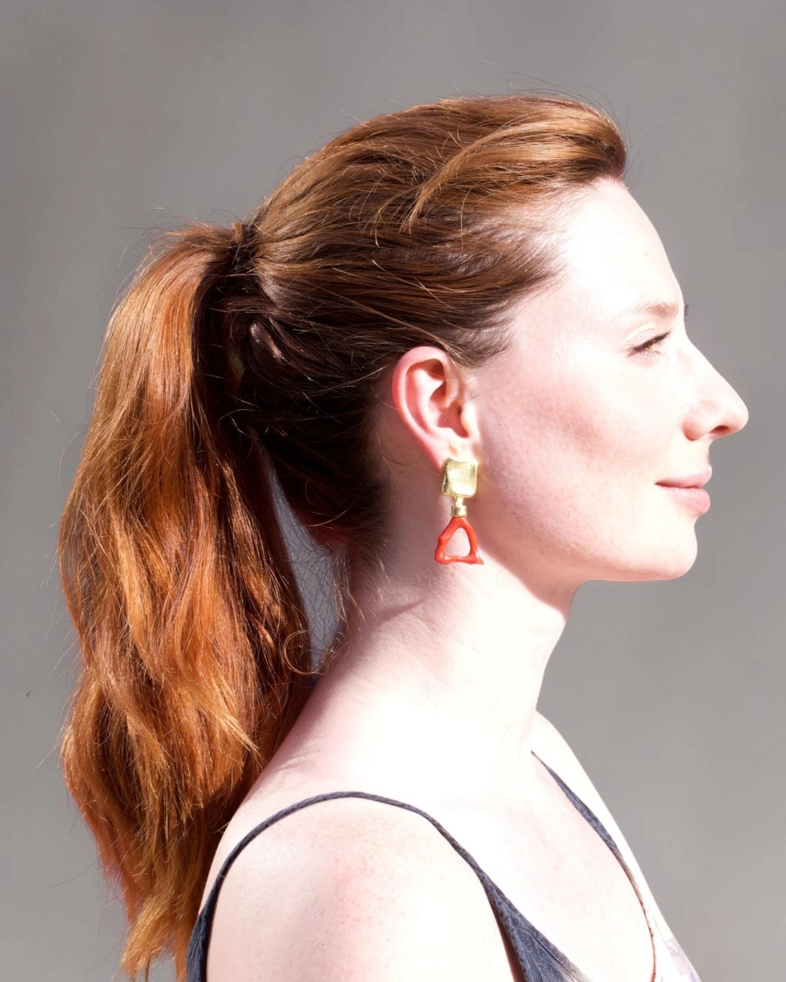 750 Gold Ohrschmuck mit roter Koralle, 20,95 ct, Gesamtansicht von vorn