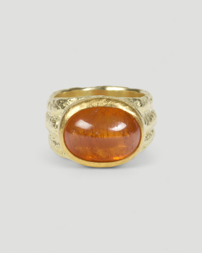 750 Goldring mit Mandarin-Granat 17,30 ct, Frontansicht mit ovalem Cabochon
