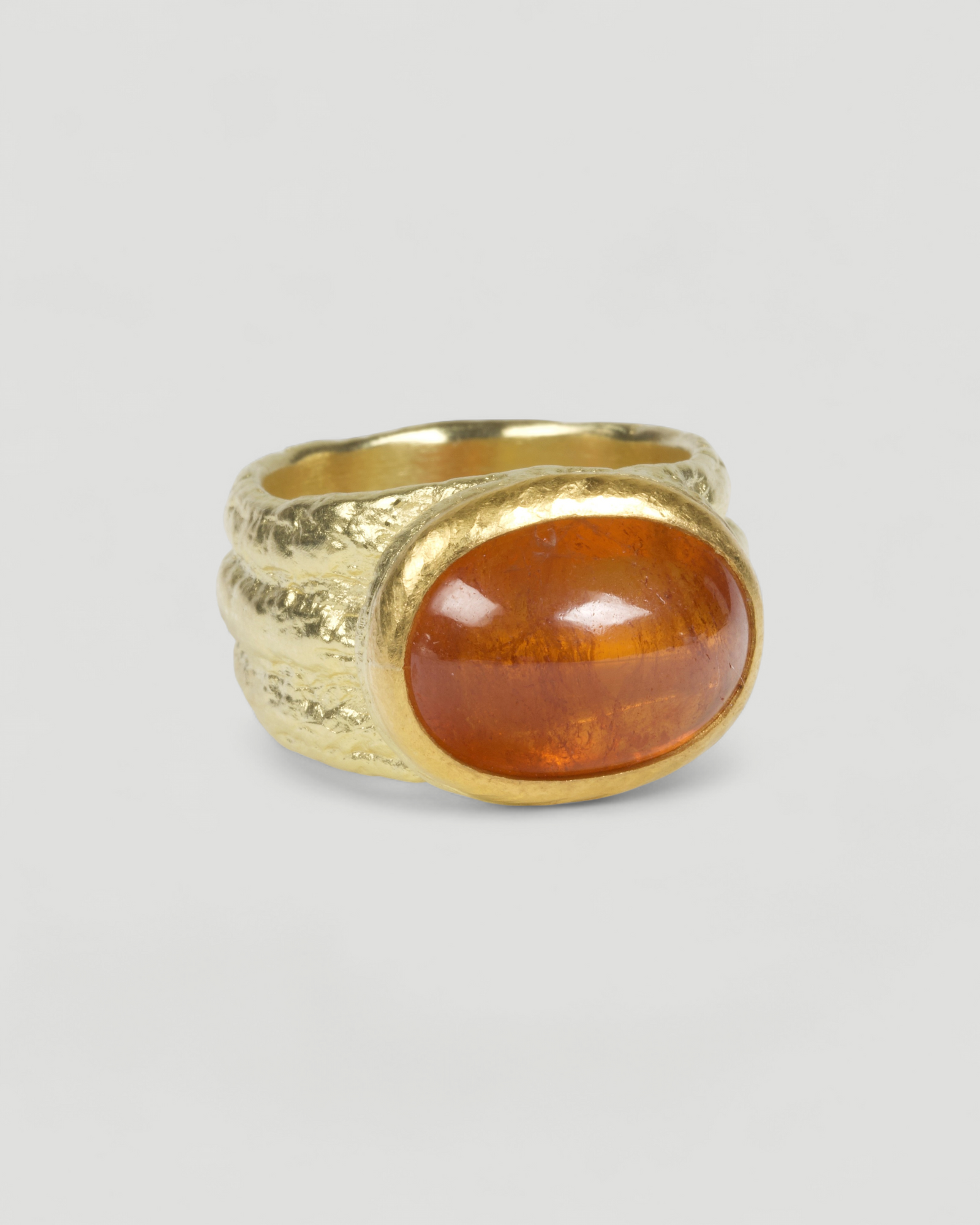 750 Goldring mit Mandarin-Granat 17,30 ct, Frontansicht mit ovalem Cabochon