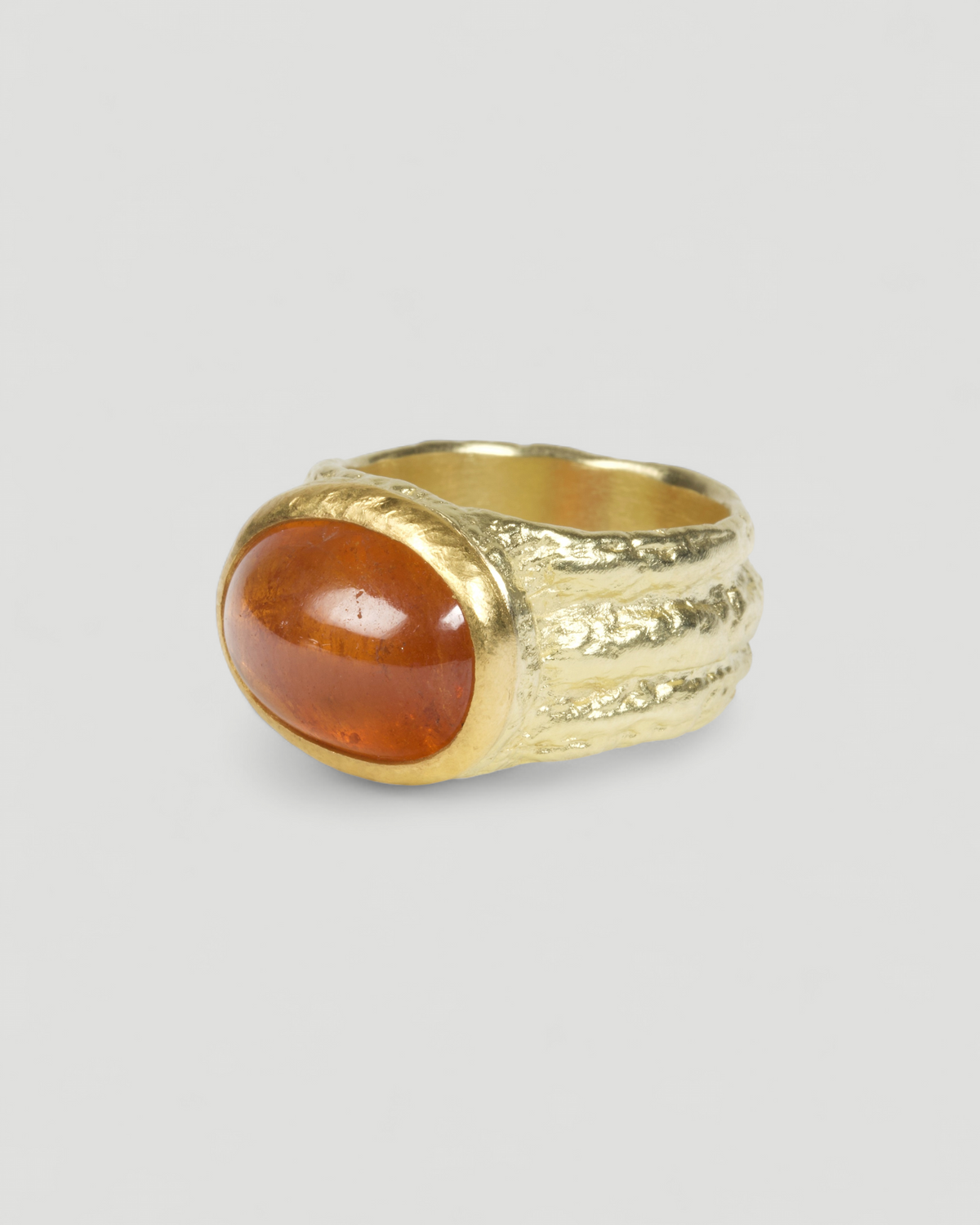 750 Goldring mit Mandarin-Granat, Seitenansicht der Feingold-Fassung