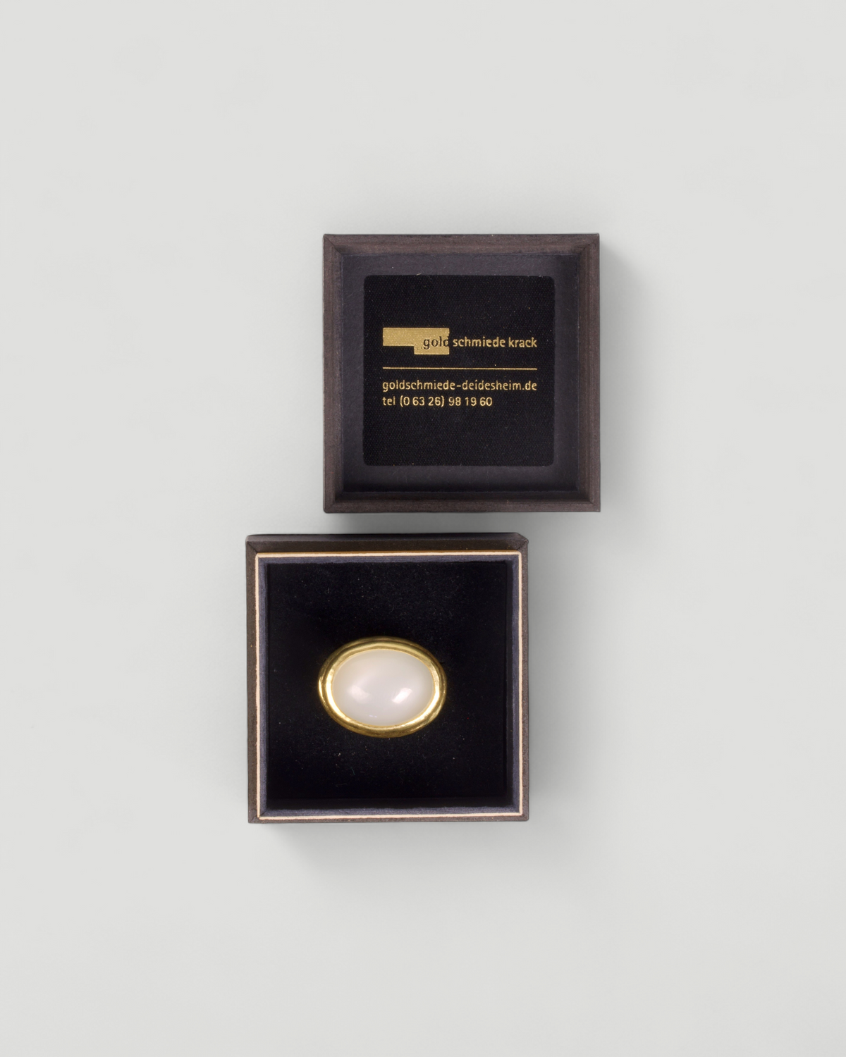 750 Goldring mit weißem Mondstein in der Schmuckbox