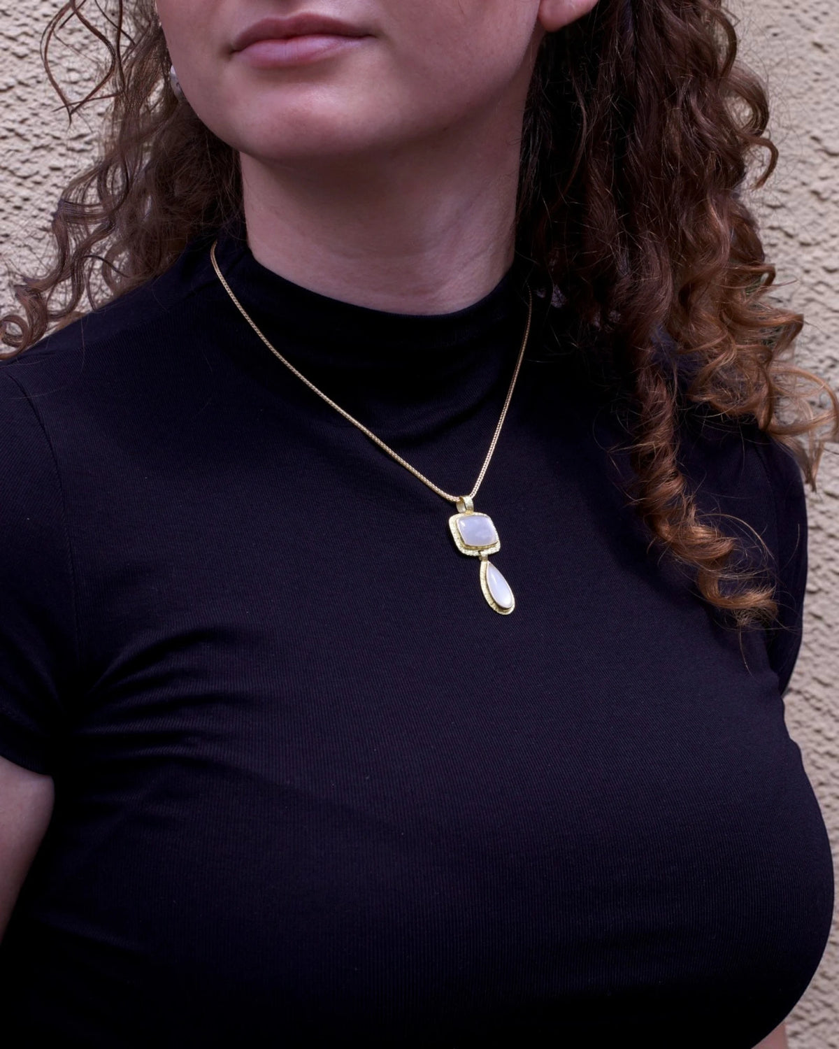 750 Gelbgold Anhänger mit zwei Mondsteinen (11,1 ct)