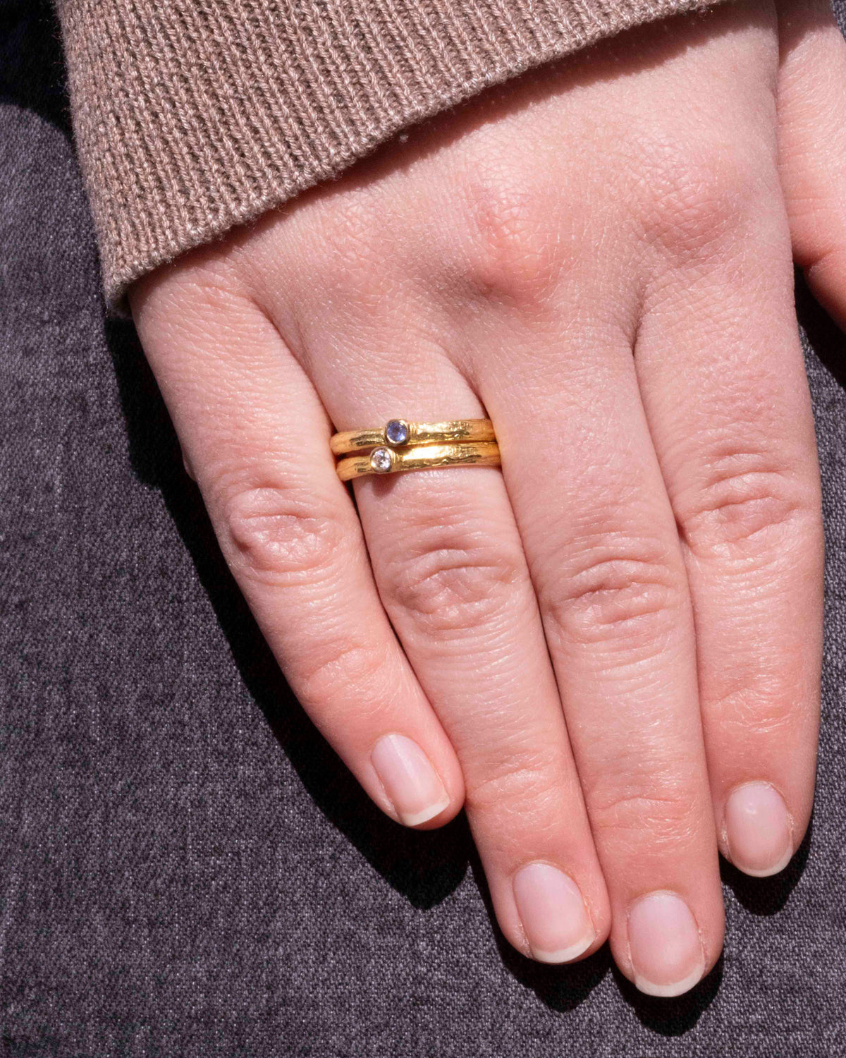 750 Gelbgold Ringset Bark-Struktur - Blauer Saphir und LGD Brillant