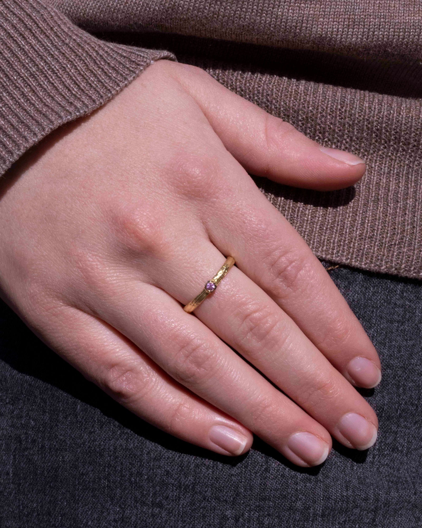 750 Gelbgold Ring mit pinkem Saphir (0,08 ct) - Goldschmiede Krack