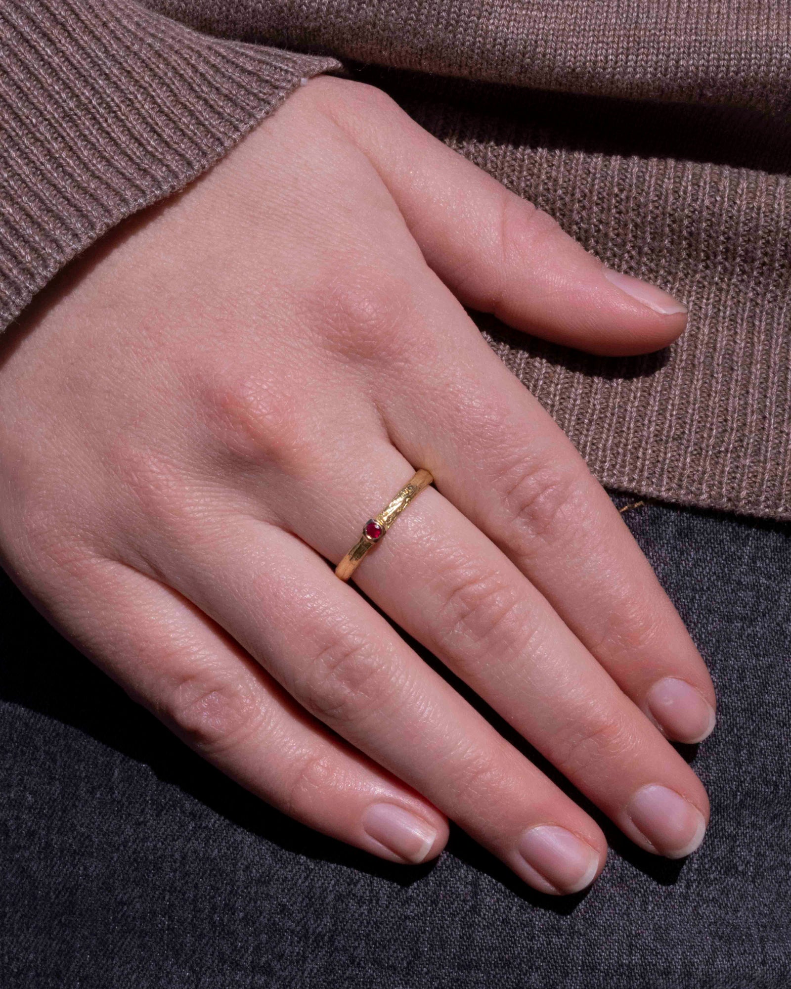 750 Gelbgold Ring mit rotem Rubin (0,08 ct) - Goldschmiede Krack