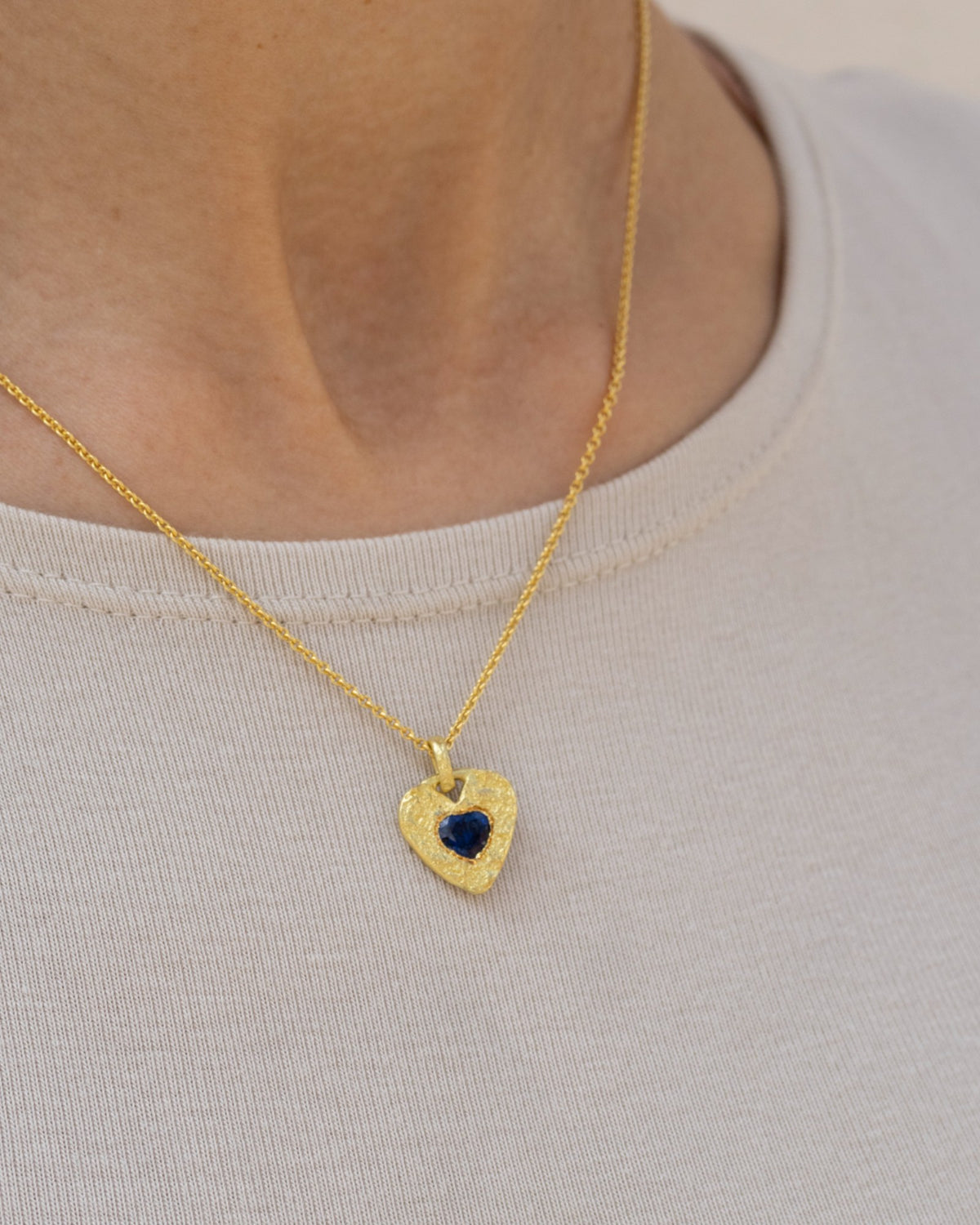 750 Gold-Herzanhänger mit blauem Saphir (0.81 ct) mit 750 Goldkette