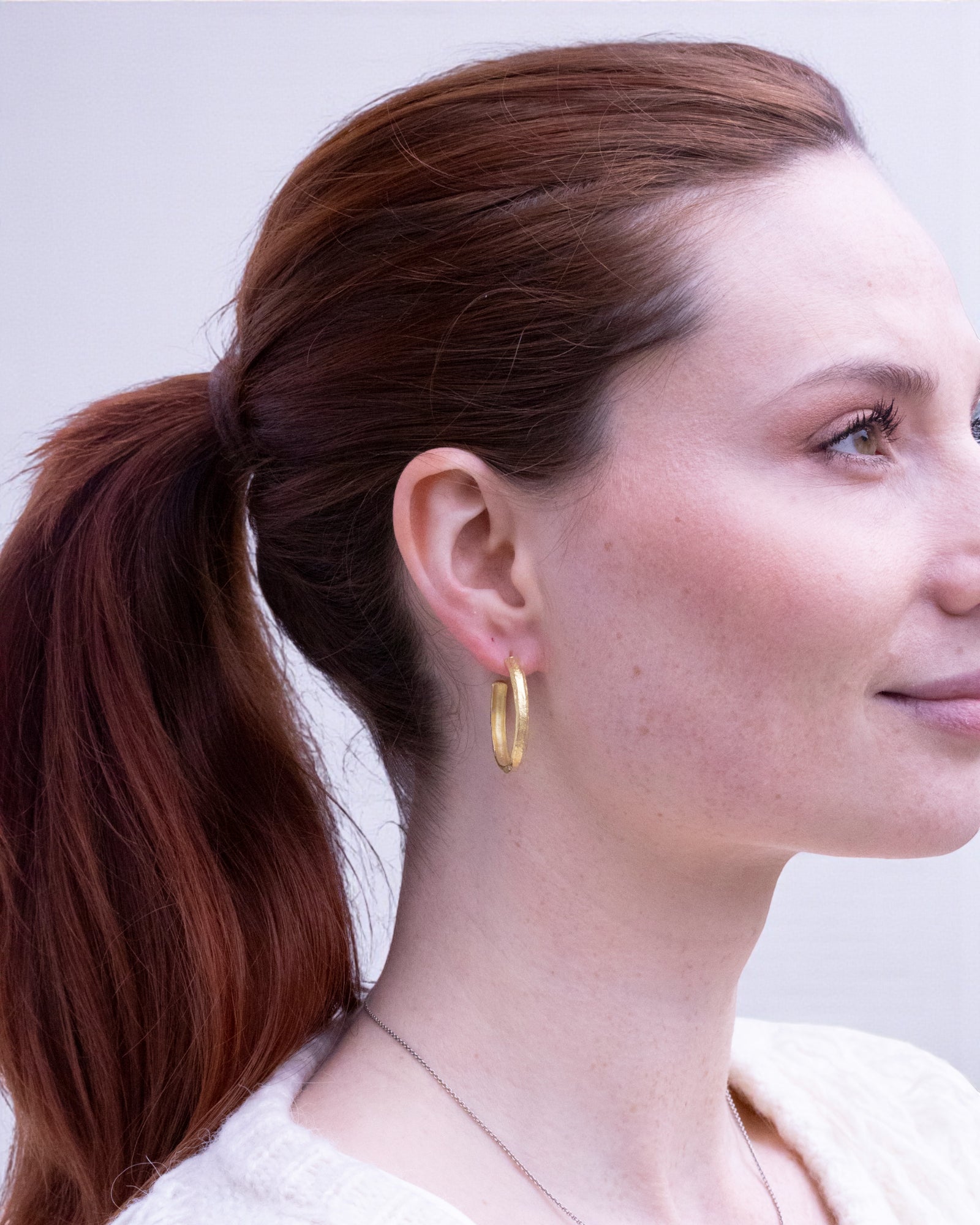 750 Goldcreolen mit Tarmac Struktur Ø 15 - 30 mm - Goldschmiede Krack - Trauringe & Unikatschmuck aus Deidesheim