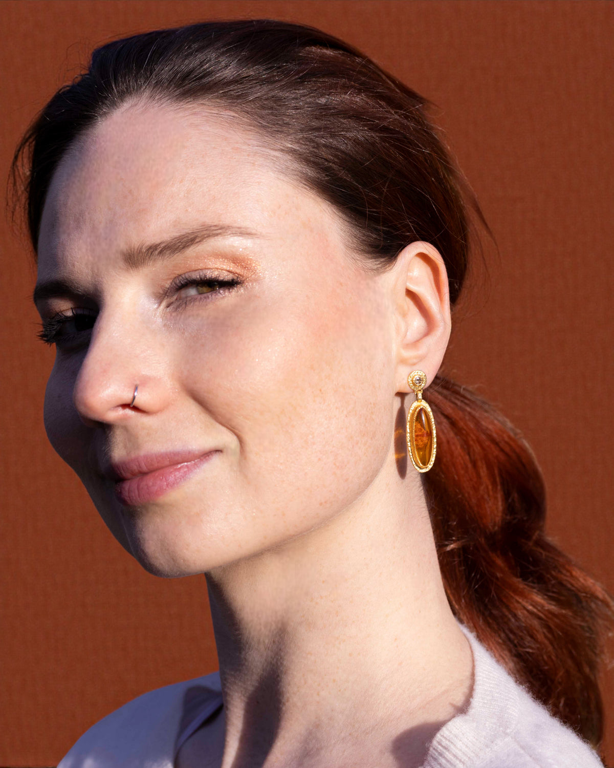 750 Goldohrstecker mit braunem Brillant und Bernstein