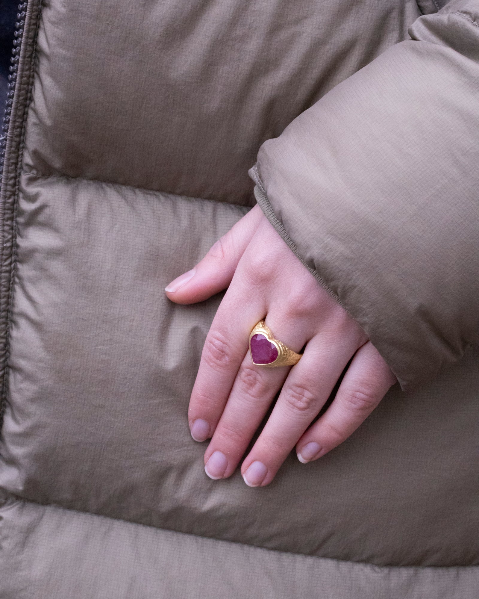 Herzring aus 750 Gold mit rotem Rubin 7.34 ct - Goldschmiede Krack - Trauringe & Unikatschmuck aus Deidesheim